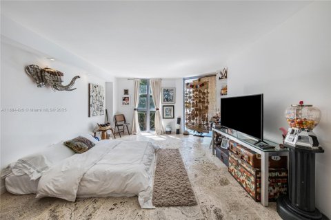 Condo in Miami, Florida, 2 bedrooms № 1978779 - photo 16