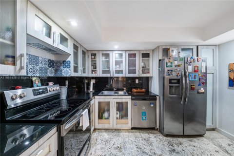 Condo in Miami, Florida, 2 bedrooms № 1978779 - photo 10