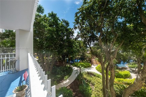 Condo in Miami, Florida, 2 bedrooms № 1978779 - photo 26