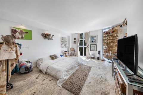 Condo in Miami, Florida, 2 bedrooms № 1978779 - photo 17