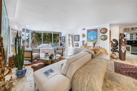 Condo in Miami, Florida, 2 bedrooms № 1978779 - photo 3