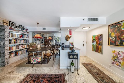 Condo in Miami, Florida, 2 bedrooms № 1978779 - photo 12