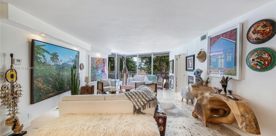 Condo in Miami, Florida, 2 bedrooms № 1978779