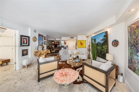 Condo in Miami, Florida, 2 bedrooms № 1978779 - photo 15