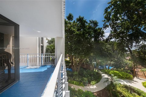 Condo in Miami, Florida, 2 bedrooms № 1978779 - photo 25