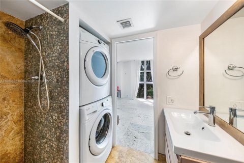 Condo in Miami, Florida, 2 bedrooms № 1978779 - photo 23