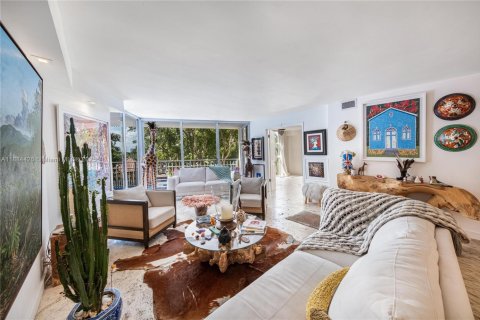 Condo in Miami, Florida, 2 bedrooms № 1978779 - photo 6