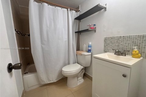 Condo in Sunrise, Florida, 2 bedrooms  № 1788381 - photo 7