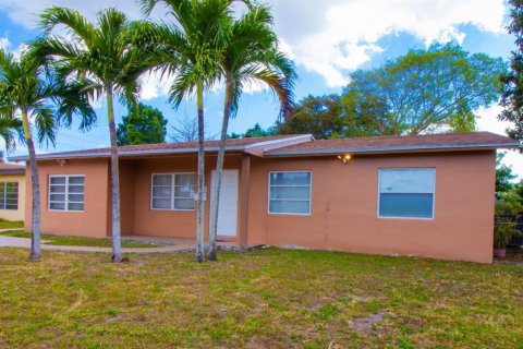 House in North Lauderdale, Florida 3 bedrooms, 144.74 sq.m. № 2083721 - photo 2