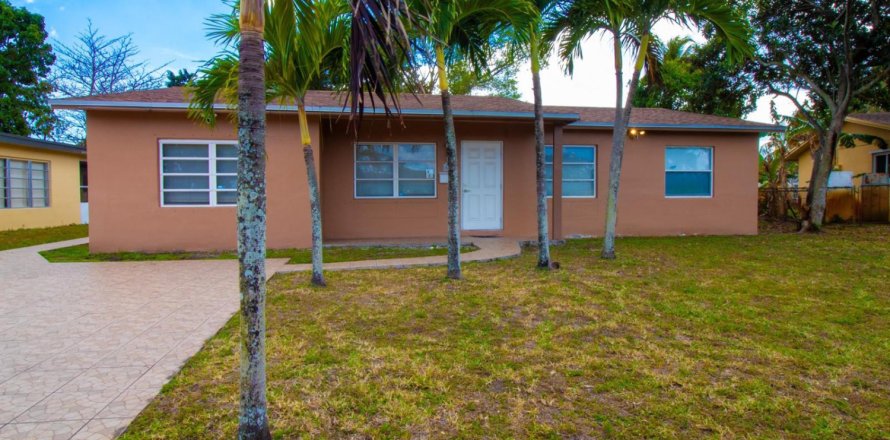 House in North Lauderdale, Florida 3 bedrooms, 144.74 sq.m. № 2083721
