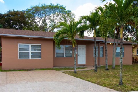House in North Lauderdale, Florida 3 bedrooms, 144.74 sq.m. № 2083721 - photo 19
