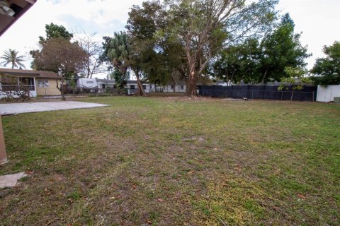 House in North Lauderdale, Florida 3 bedrooms, 144.74 sq.m. № 2083721 - photo 16