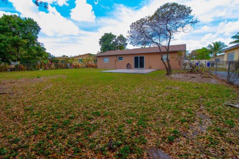 House in North Lauderdale, Florida 3 bedrooms, 144.74 sq.m. № 2083721 - photo 18