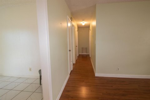House in North Lauderdale, Florida 3 bedrooms, 144.74 sq.m. № 2083721 - photo 6