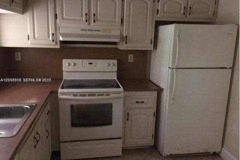 Copropriété à louer à Miami, Floride: 2 chambres, 91.23 m2 № 2384790 - photo 2
