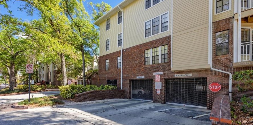 Condo in Tampa, Florida, 1 bedroom № 2383440