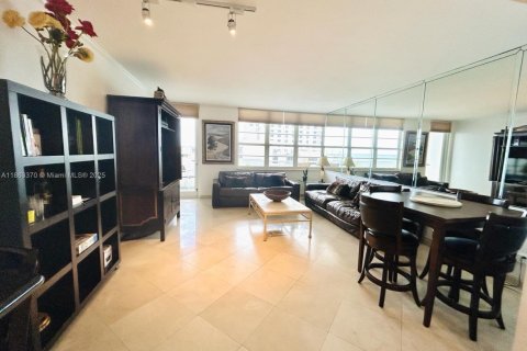 Condo in Miami Beach, Florida, 1 bedroom  № 1897297 - photo 1
