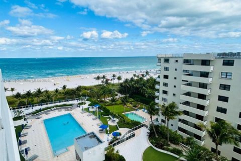 Condo in Miami Beach, Florida, 1 bedroom  № 1897297 - photo 11