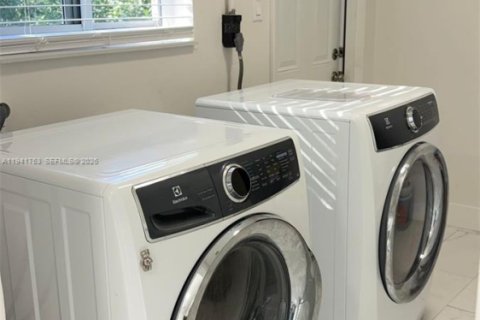 Снять в аренду виллу или дом в Майами, Флорида 3 спальни, 140.28м2, № 1999900 - фото 11