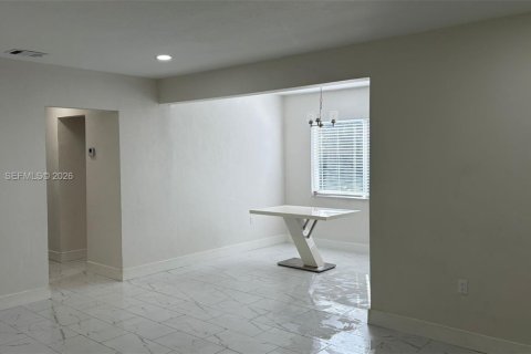 Снять в аренду виллу или дом в Майами, Флорида 3 спальни, 140.28м2, № 1999900 - фото 23