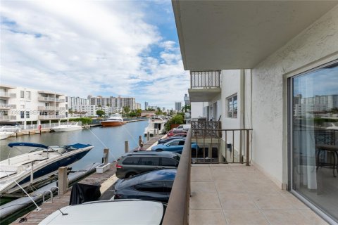 Condo in North Miami Beach, Florida, 1 bedroom  № 2152658 - photo 11
