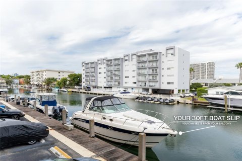 Condo in North Miami Beach, Florida, 1 bedroom  № 2152658 - photo 10