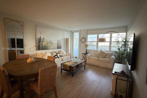 Снять в аренду кондоминиум в Майами-Бич, Флорида 1 спальня, 77.57м2, № 1983560 - фото 1