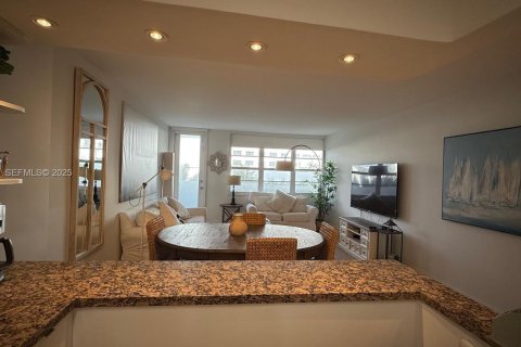 Снять в аренду кондоминиум в Майами-Бич, Флорида 1 спальня, 77.57м2, № 1983560 - фото 3