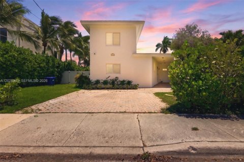 Casa en alquiler en North Bay Village, Florida, 4 dormitorios, 247.96 m2 № 2085633 - foto 2