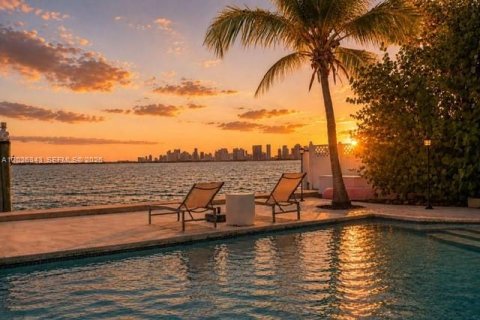 Casa en alquiler en North Bay Village, Florida, 4 dormitorios, 247.96 m2 № 2085633 - foto 3