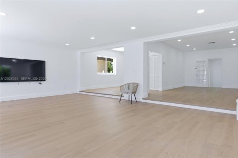 Casa en alquiler en North Bay Village, Florida, 4 dormitorios, 247.96 m2 № 2085633 - foto 19