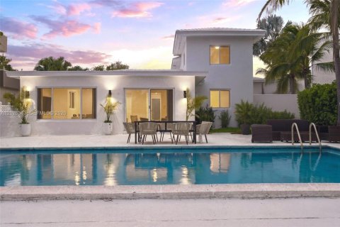 Villa ou maison à North Bay Village, Floride 4 chambres, 247.96 m2 № 2085633