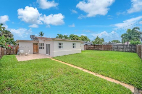 Villa ou maison à louer à Hollywood, Floride: 2 chambres, 115.38 m2 № 1921119 - photo 5
