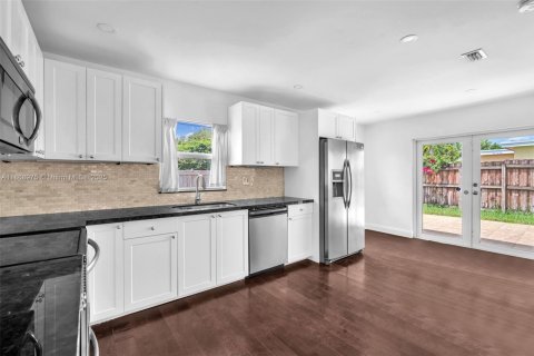 Villa ou maison à louer à Hollywood, Floride: 2 chambres, 115.38 m2 № 1921119 - photo 16