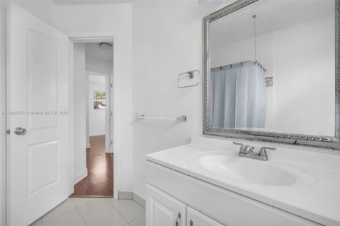 Villa ou maison à louer à Hollywood, Floride: 2 chambres, 115.38 m2 № 1921119 - photo 25