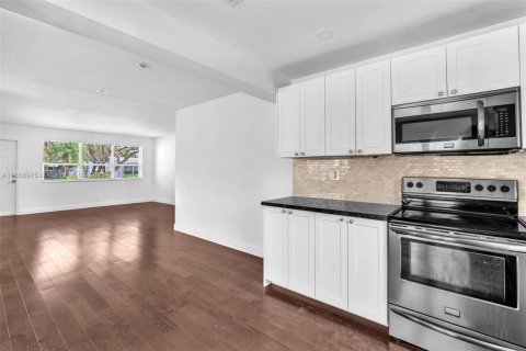 Villa ou maison à louer à Hollywood, Floride: 2 chambres, 115.38 m2 № 1921119 - photo 18