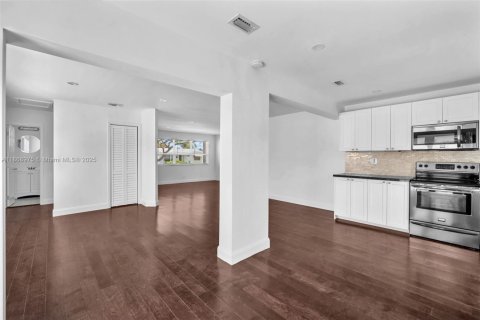 Villa ou maison à louer à Hollywood, Floride: 2 chambres, 115.38 m2 № 1921119 - photo 15