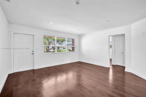 Villa ou maison à louer à Hollywood, Floride: 2 chambres, 115.38 m2 № 1921119 - photo 12