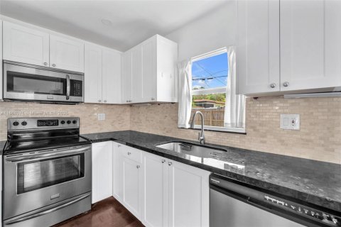 Villa ou maison à louer à Hollywood, Floride: 2 chambres, 115.38 m2 № 1921119 - photo 29