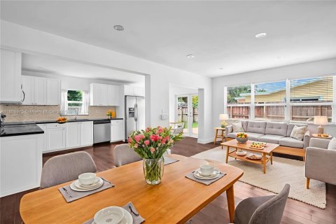 Villa ou maison à louer à Hollywood, Floride: 2 chambres, 115.38 m2 № 1921119 - photo 13