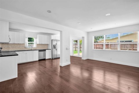 Villa ou maison à louer à Hollywood, Floride: 2 chambres, 115.38 m2 № 1921119 - photo 14