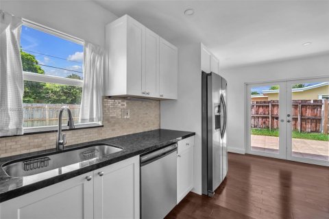 Villa ou maison à louer à Hollywood, Floride: 2 chambres, 115.38 m2 № 1921119 - photo 17