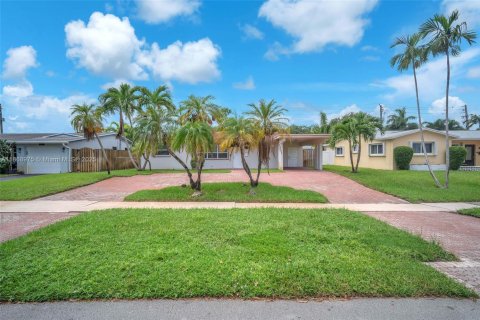 Villa ou maison à louer à Hollywood, Floride: 2 chambres, 115.38 m2 № 1921119 - photo 1