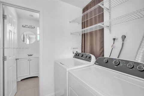 Villa ou maison à louer à Hollywood, Floride: 2 chambres, 115.38 m2 № 1921119 - photo 24