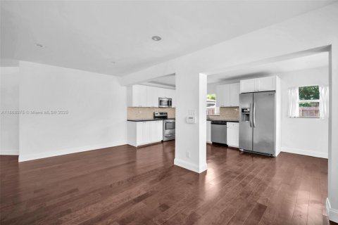 Villa ou maison à louer à Hollywood, Floride: 2 chambres, 115.38 m2 № 1921119 - photo 30