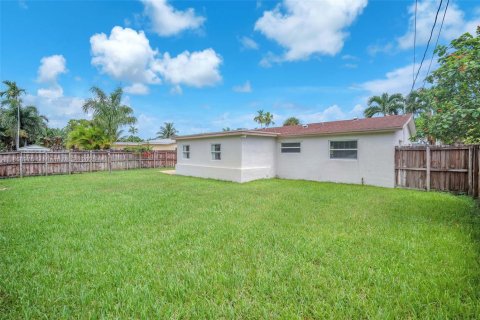 Villa ou maison à louer à Hollywood, Floride: 2 chambres, 115.38 m2 № 1921119 - photo 7
