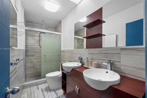 Condo in Miami Beach, Florida, 3 bedrooms  № 1944815 - photo 11