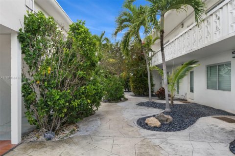 Condo in Miami Beach, Florida, 3 bedrooms  № 1944815 - photo 16