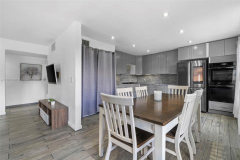 Condo in Miami Beach, Florida, 3 bedrooms  № 1944815 - photo 5