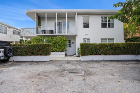 Condo in Miami Beach, Florida, 3 bedrooms  № 1944815 - photo 1